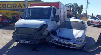 Kamyonet ile otomobilin çarpışma anı kamerada: 2 yaralı