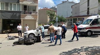 Kavşakta motosiklet ile elektrikli bisiklet çarpıştı: 2 yaralı