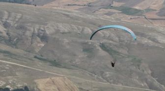Kayalıklara düşen yamaç paraşütü pilotu öldü