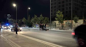 Kontrolü kaybolan motosikletli polis direğe çarptı: 1 yaralı