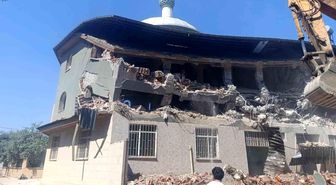 Manisa'da 28 yıllık cami yıkılıyor