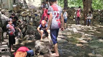 Medrese öğrencileri köy çeşmesi ve piknik alanını kendi imkanlarıyla temizledi