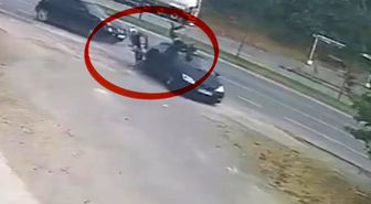 Motosikletin otomobile çarpma anı kamerada: 2 yaralı