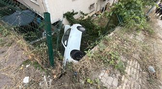 Gebze'de Otomobil Apartman Bahçesine Uçtu: Bir Yaralı