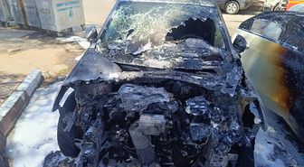 Siirt'te park halindeki 2 araç yandı