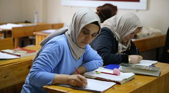 Siirtli kadın okuma yazma öğrenerek günlük yaşamındaki engelleri aştı