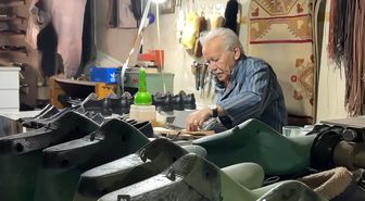 9 yaşında çırak olarak başladığı mesleğinde 63 yıldır ayakkabı tamir edip, üretiyor
