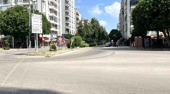 Adanalılar sıcaktan kaçtı, cadde ve sokaklar boş kaldı