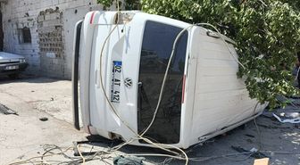 Adıyaman'da şarampole devrilen hafif ticari araçtaki 8 kişi yaralandı