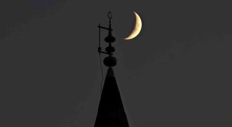 Bitlis'te gökyüzündeki hilal ile minaredeki hilal aynı karede
