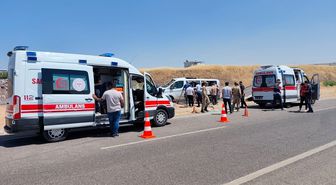 Diyarbakır'da öğrenci servisi ile otomobilin çarpıştığı kazada 19 kişi yaralandı