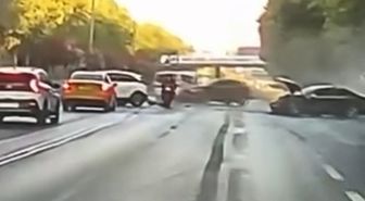 Esenler'de 5 aracın karıştığı zincirleme kaza kamerada: 3 yaralı