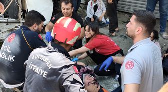 Hafif ticari araç, elektrik direğine çarptı: 9 yaralı