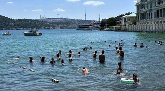 İstanbul'da sıcak hava bunalttı: Vatandaşlar kendini boğazın serin sularına bıraktı