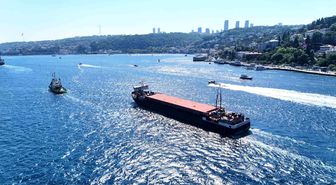 Karasu'da karaya oturan dev gemi İstanbul Boğazı'ndan geçti