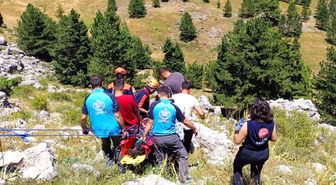 Kayalıklardan düşen şahıs ambulans helikopterle hastaneye sevk edildi