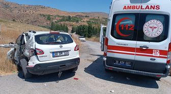 Kayseri'de tır ile SUV tipi aracın çarpıştığı kazada 2 kişi yaralandı