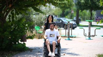Maganda kurşunuyla engelli kalan genç eşinin desteğiyle hayata tutunuyor