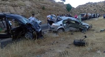 Mardin'de otomobil ile hafif ticari aracın çarpıştığı kazada 8 kişi yaralandı