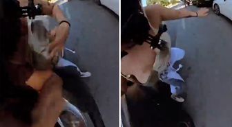 Motosikletliye işçi servisi çarptı