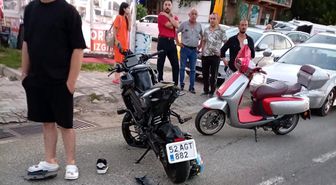 Otomobile arkadan çarpan motosiklette 2 kişi yaralandı
