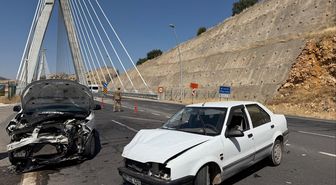 Şanlıurfa'da hafif ticari araç ile otomobilin çarpıştığı kazada 2 kişi yaralandı