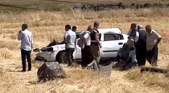 Şanlıurfa'da şarampole devrilen otomobil takla attı: 2 yaralı