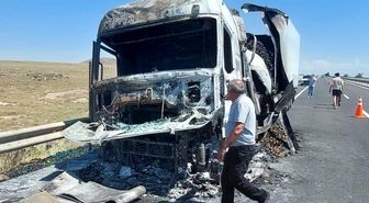 Seyir halindeki sebze yüklü tır yandı