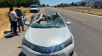 Sivas'ta biçerdöverle çarpışan otomobildeki 3 kişi yaralandı