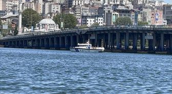 Unkapanı Köprüsü'ne temas eden tekneden düşen görevli için arama çalışması başlatıldı