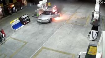 Yakıt almaya geldi, aracı alev topuna döndü