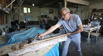 'Yaşayan İnsan Hazinesi' ödüllü usta, ceviz ağacından yaptığı bastonları kehribarla süsledi
