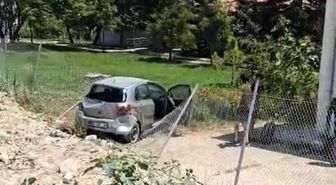 Zincirleme kazada otomobil enstitünün bahçesine düştü: 3 yaralı