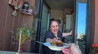 100 metre yükseklikte gökdelen temizliği yapanlara köfte, patates, pilav ikramı