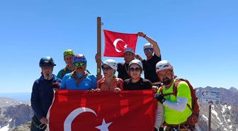 ODAK sporcularından Aladağlar'da 15 Temmuz anısına üç zirveye tırmanış