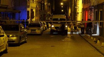 Ağır hasarlı binanın çatısından düşen kişi hayatını kaybetti