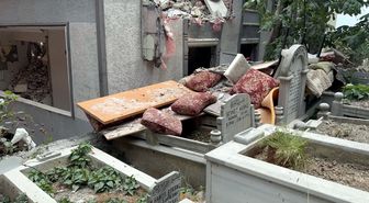 Avcılar'da 4 katlı binanın yıkımında mezarlara önlem: Süngerler amortisör görevi gördü