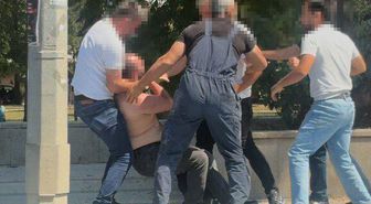 Tartıştıkları kişiyi aralarına alıp böyle dövdüler: O anlar kamerada