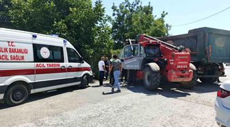 Bafra'da iş makinesi ile kamyon çarpıştı: 1 yaralı