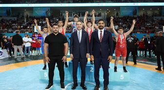 Bakan Bayraktar, 2. Büyük Güreş Festivali Minikler Şampiyonası'nda sporcularla bir araya geldi