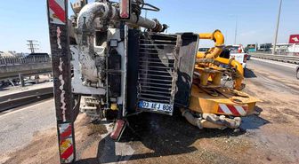 Beton pompası kamyonu bariyerlere çarpıp yan yattı