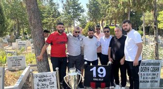 Çorum FK'nın şampiyonluk kupası, emektar gazetecisinin kabrine götürüldü