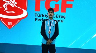 Eleşkirtli Berat Çelik minderde Türkiye şampiyonu oldu