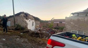 Eskişehir'de yangından dönen itfaiye aracı eve çarptı: 3 itfaiye eri yaralı