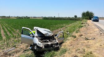 Hatay'da tarlaya yuvarlanan otomobildeki 2 kişi yaralandı