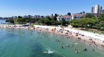 İstanbul'da sıcak hava sahillere akın ettirdi: Caddebostan'da deniz keyfi dronla görüntülendi