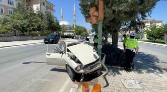 Karaman'da otomobil trafik lambasına çarptı: 1 yaralı