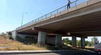 Kavşakteki üst geçit korkuluklarına çıkan şahıs sebebi ile EskişehirAfyonkarahisar yolu trafiğe kapandı
