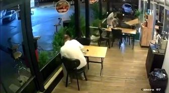 Motosiklet lokantada oturan müşteriye çarptı