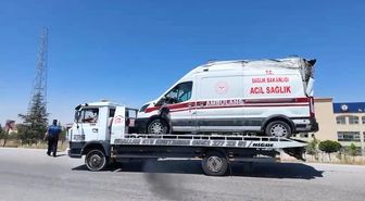 Niğde'de ambulans ile otomobil çarpıştı: 3'ü sağlık çalışanı 5 yaralı